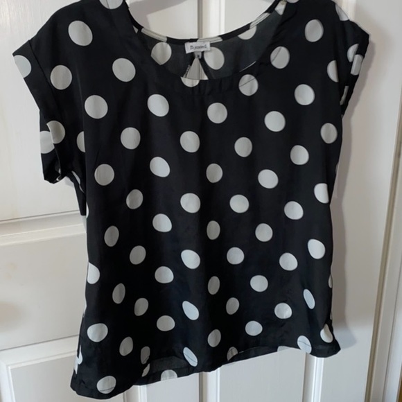 Back keyhole top Polka Dot cut out back boutique top New w/o tags! - Picture 2 of 6